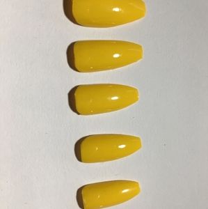 Yellow mellow nails